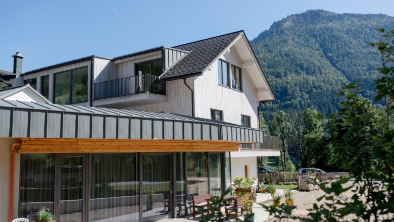 Moderne Ferienwohnung mit Bergblick und Terrasse.