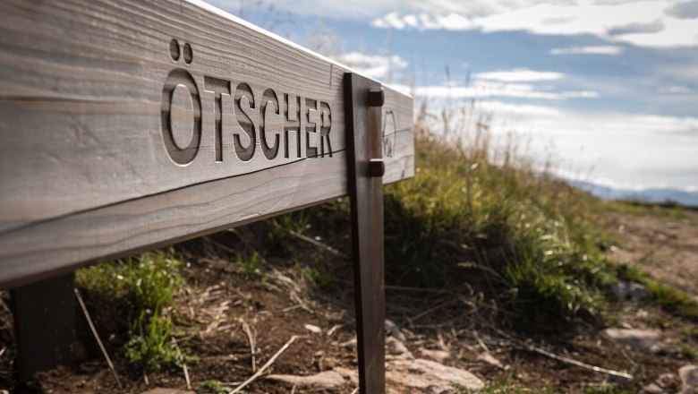 Die sanften H&uuml;gel und die majest&auml;tischen Gipfel laden zu unvergesslichen Wanderungen ein. Hier, wo die Natur in voller Pracht erbl&uuml;ht, k&ouml;nnen Besucher die frische Bergluft genie&szlig;en und die atemberaubenden Ausblicke auf die umliegende Landschaft erleben.