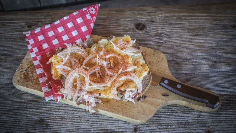 Raclettebrot mit Käse aus eigener Erzeugung, © Theo Kust