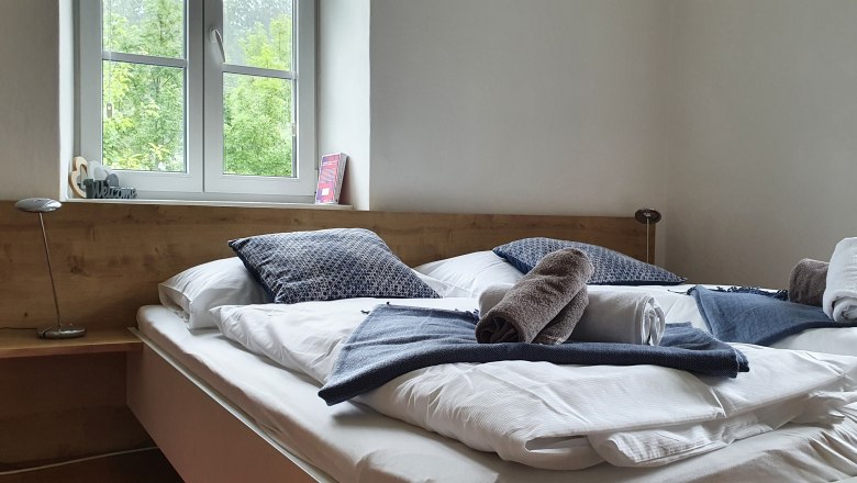 kuscheliges Schlafzimmer, &copy; Monika Stock