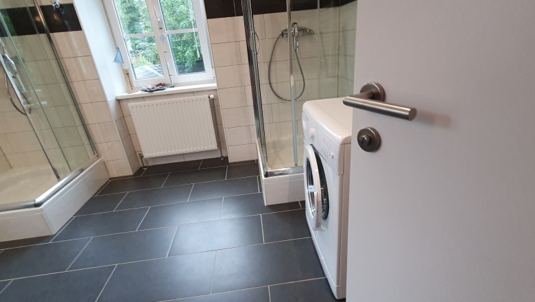 Badezimmer mit Waschmaschine, &copy; Monika Stock