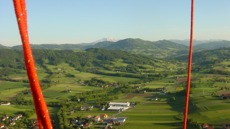 Landschaft im Mostviertel aus einem Hei&szlig;luftballon mit roten Seilen im Vordergrund.