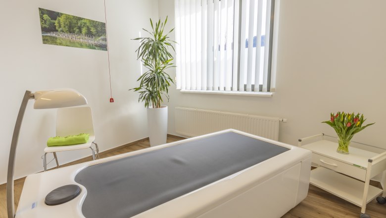 Sanfte Druckmassage auf dem Hydrojet, &copy; Emotion Therapiezentrum GmbH