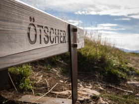 Die sanften H&uuml;gel und die majest&auml;tischen Gipfel laden zu unvergesslichen Wanderungen ein. Hier, wo die Natur in voller Pracht erbl&uuml;ht, k&ouml;nnen Besucher die frische Bergluft genie&szlig;en und die atemberaubenden Ausblicke auf die umliegende Landschaft erleben.